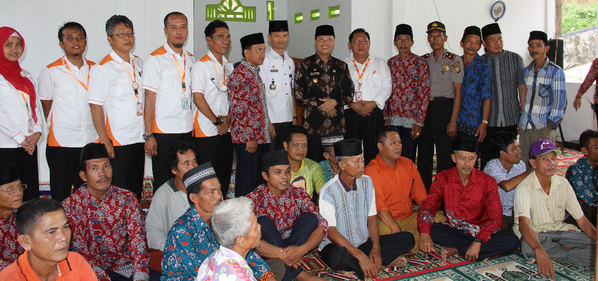 Foto bersama usai melakukan penyerahan bantuan
