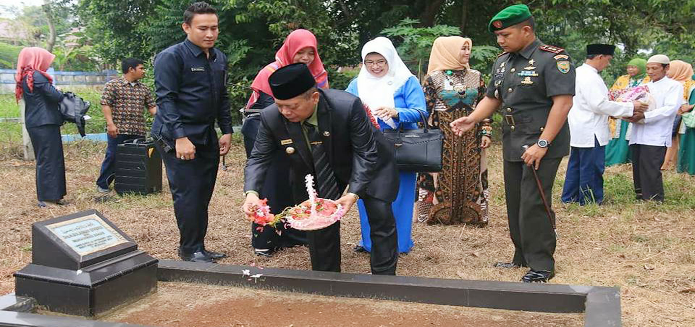 Penjabat Walikota Budiman Ismaun saat ziarah ke makam mantan Walikota Bengkulu