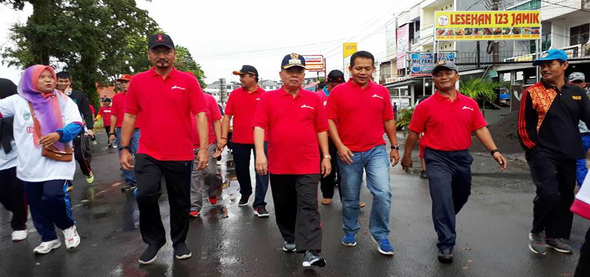 Pj. Walikota, Sekda Kota, Kadis PUPR Kota Bengkulu beserta rombongan mengikuti jalan sehat