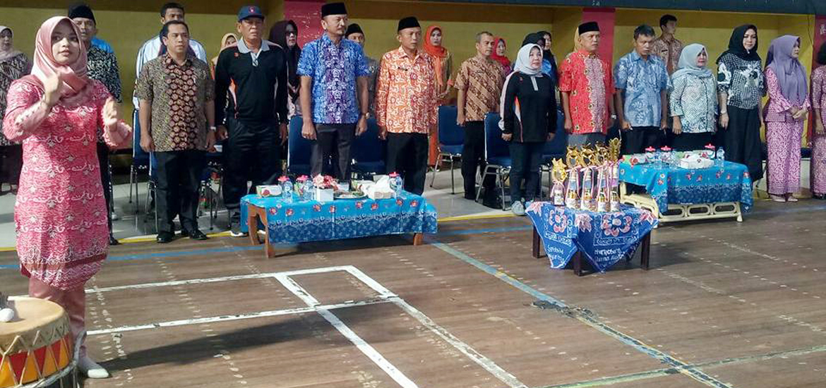 Menyanyikan lagu kebangsaaan Indonesia Raya mengawali pembukaan turnamen voly