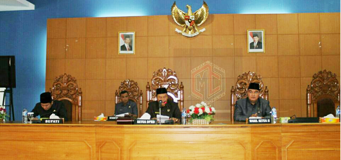 -- Waka I DPRD Bengkulu Utara Bambang Irawan memimpin rapat paripurna --