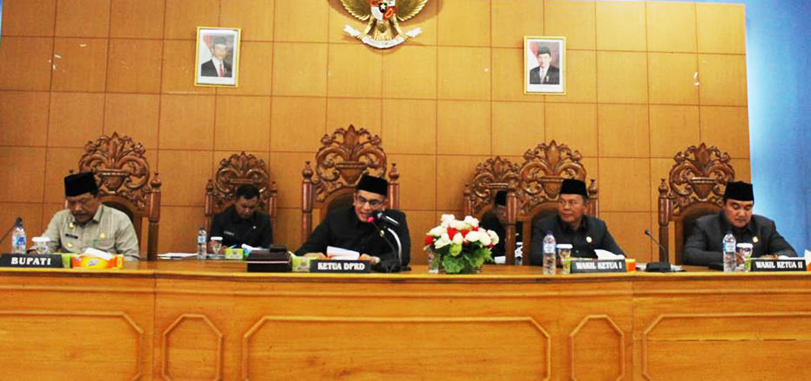 -- Unsur pimpinan rapat paripurna DPRD Bengkulu Utara --
