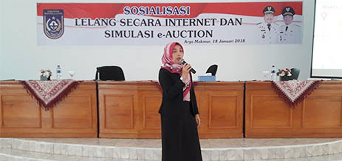 Kepala Seksi Pelelangan KPKNL Bengkulu, Endang Kurniawati memberikan pemaparan tentang simulasi e-auction