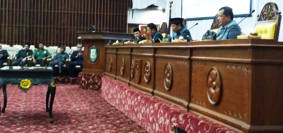 -- Ketua DPRD Provinsi Bengkulu Ihsan Fajri memimpin rapat paripurna --