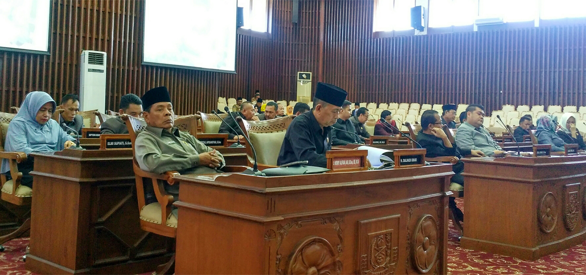Tampak hadir Anggota DPRD Provinsi Bengkulu mengikuti jalannya rapat