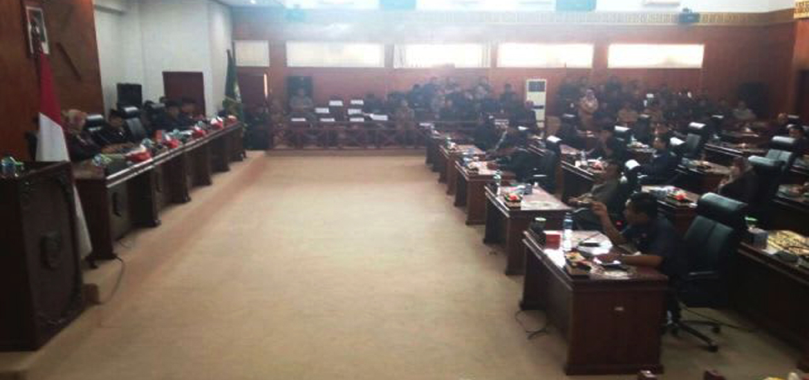 Suasana rapat paripurna DPRD Kabupaten Kaur dengan agenda membahas 11 raperda