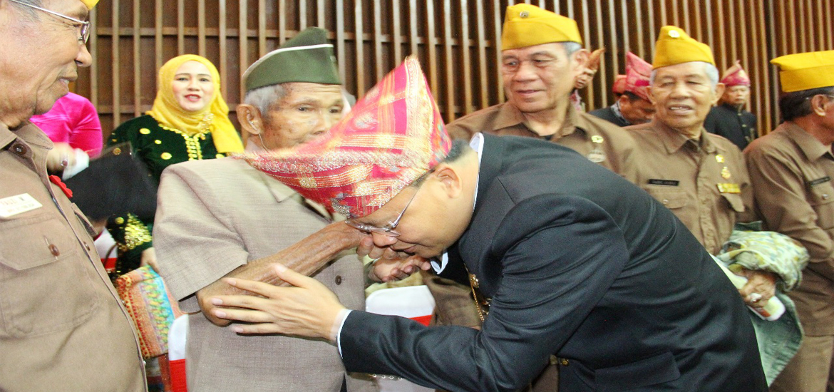 Plt Gubernur Rohidin Mersyah menyalami Veteran Bengkulu