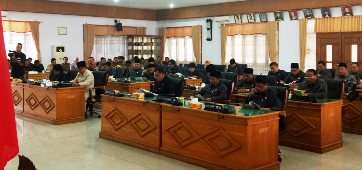 -- Anggota dewan Bengkulu Utara mengikuti rapat paripurna --