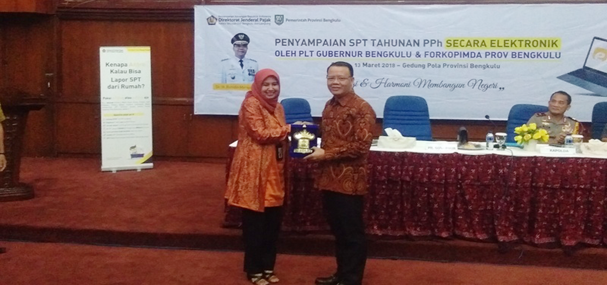 Penyerahan Plakat Dari Kepala Kanwil Direktorat Pajak Bengkulu Lampung kepada Plt Gubernur Bengkulu