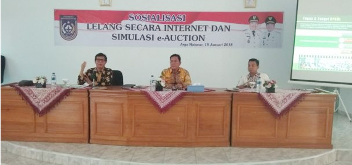 Tampak Sekda Bengkulu Utara Haryadi (tengah), membuka sosialisasi didampingi Kepala KPKNL Bengkulu Tredi Hadiansyah, dan Kepala BPKAD BU Kisro Zanito