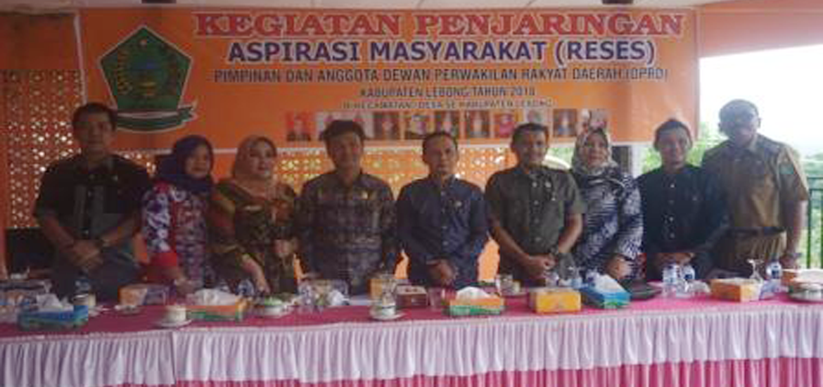 Ketua DPRD Lebong foto bersama anggota dewan dan Sekwan Supriono