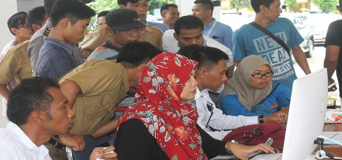 Pejabat Lelang KPKNL Bengkulu Utara Devi Aprianti saat lelang kendaraan dianas Bengkulu Utara