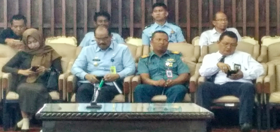 Forkopimda Provinsi Bengkulu beserta tamu undangan mengikuti  jalannya paripurna