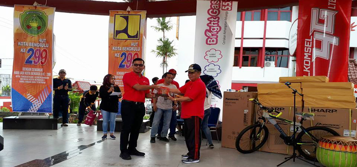 Pj. Walikota menerima secara simbolis plakat untuk program penukaran tabung gas 3 kg atau gas melon ke tabung gas 5 kilo
