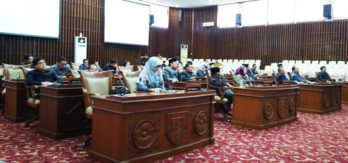 -- Anggota DPRD Provinsi Bengkulu menhikuti rapat paripurna --