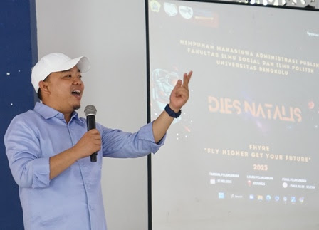 Membumikan Politik Ke dalam Masyarakat