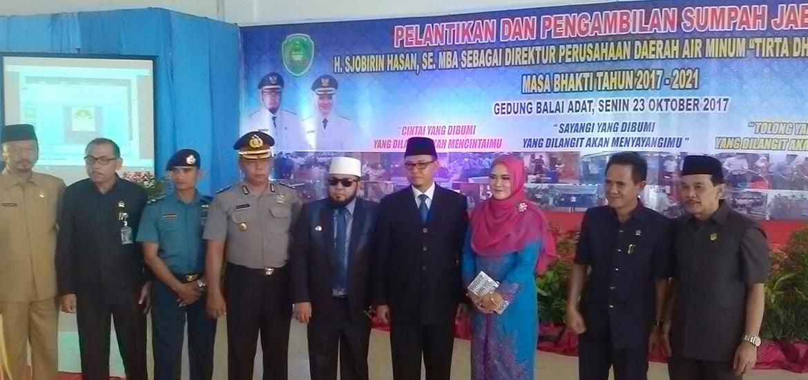  Direktur PDAM Sjobirin dan Walikota  Bengkulu Helmi Hasan Foto bersama tamu undangan lainnya.