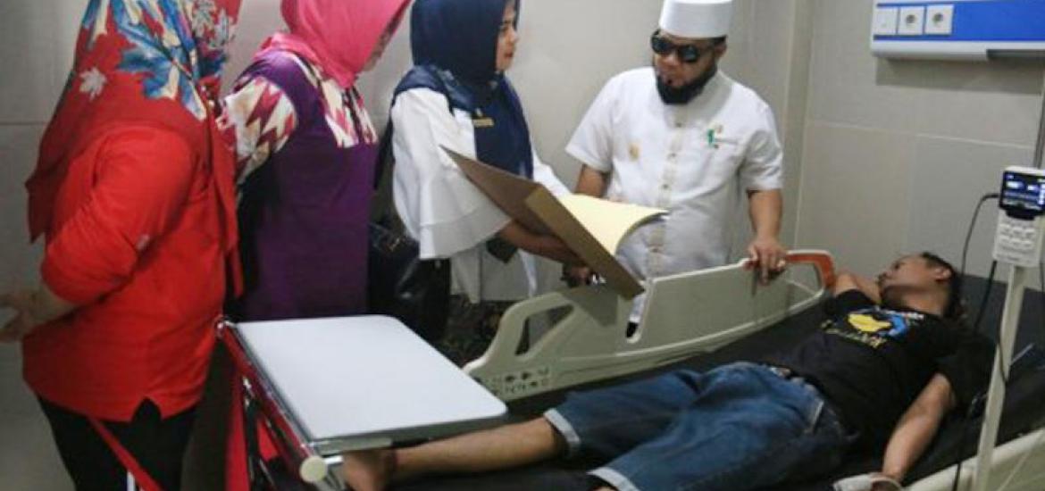 Walikota bnegkulu Helmi Hasan saat mengunjungi sekaligus mengantar pasien miskin yang diduga ditolak berobat di RSUD M Yunus.