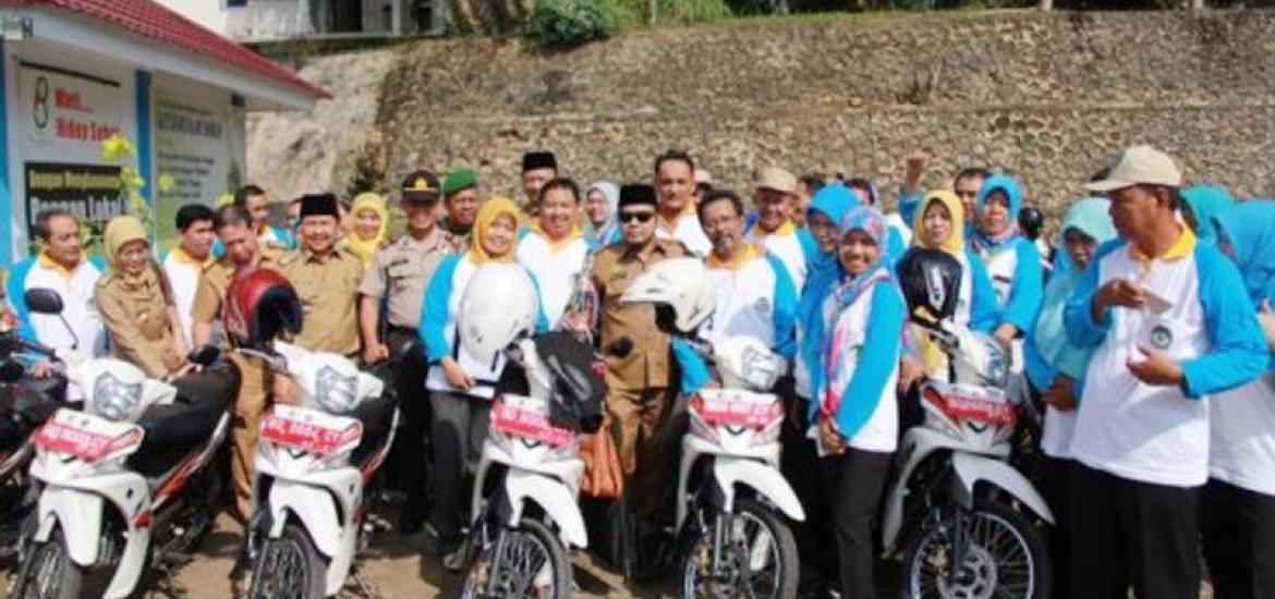 Walikota Bengkulu Helmi Hasan menyerahkan secara langsung 45 unit motor dinas kepada para penyuluh pertanian,perkebunan dan peternakan