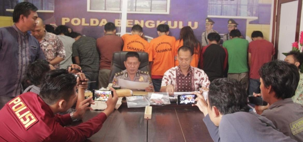 Kasat III Dit Narkoba Polda Bengkulu Kompol Frengki Leo didampingi Kasubbid Penmas Bid Humas Polda Bengkulu saat menggelar Press Release barang bukti dan tersangka, Jumat (06/10). Foto : (Tribratanewsbengkulu.com)
