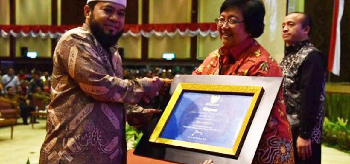 Walikota Helmi Hasan menerima penghargaan Adipura dalam bentuk sertifikat dari Menteri Lingkungan Hidup dan Kehutanan Republik Indonesia Siti Nurbaya