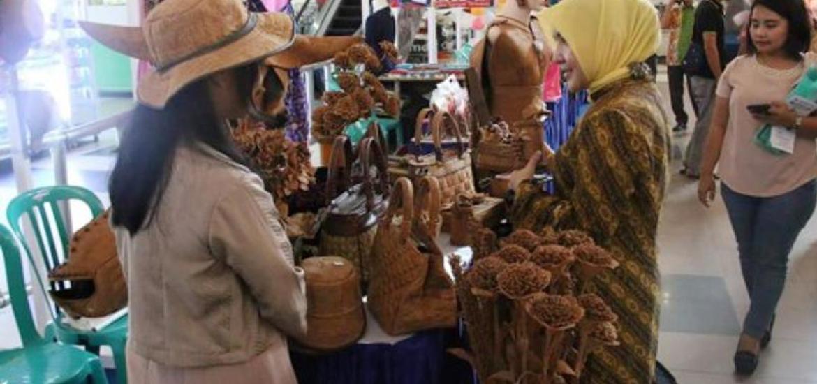 Wakil Walikota Bengkulu Patriana Sosialinda saat mengunjungi sejumlah stan di Bencoleen Mall pada kegiatan bazar di peringatan Hari Koperasi 69