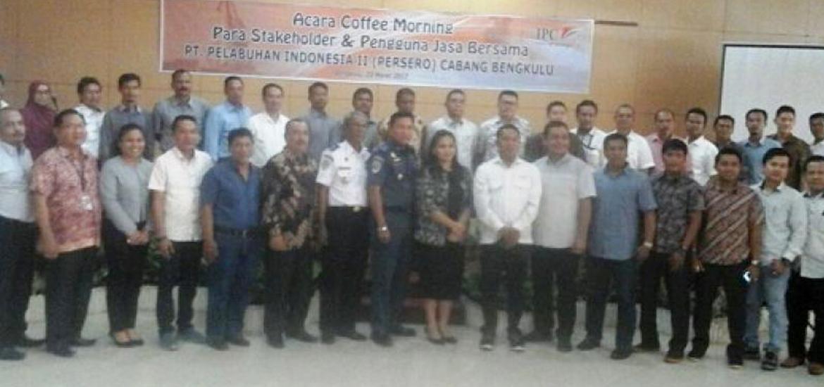 Foto bersama GM PT Pelindo II Drajat Sulistyo bersama tamu undangan