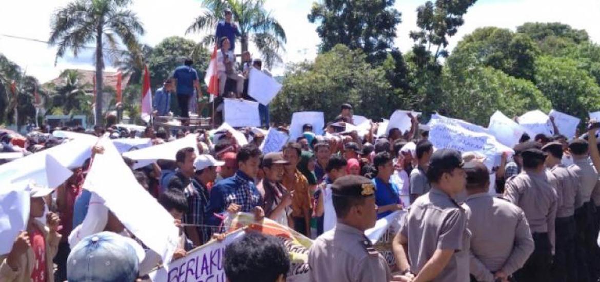 Massa dari Bengkulu Tengah menggelar aksi unjuk rasa di depan Kantor Gubernur Bengkulu