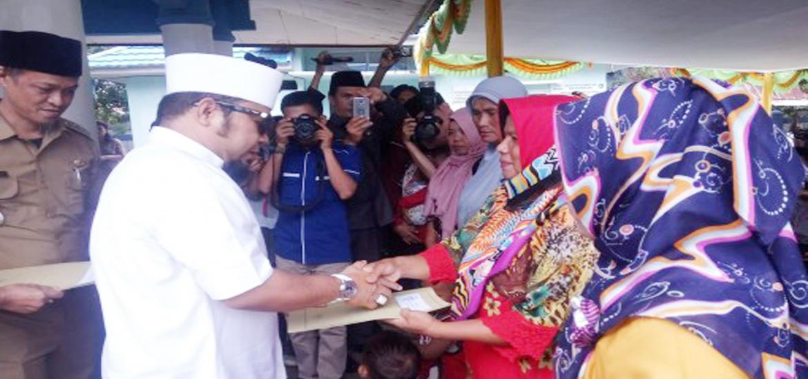 Walikota Bengkulu Helmi Hasan membagikan 609 KTP Elektronik (e-KTP) dan 10 akta kelahiran kepada warga