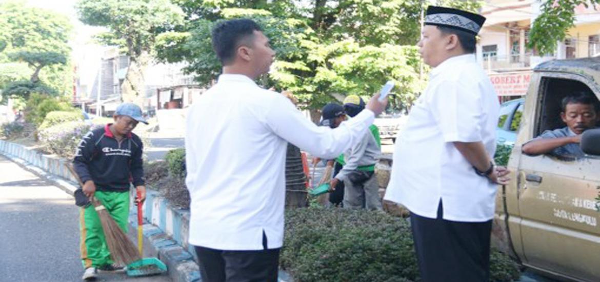 Kepala Bidang (Kabid) Tata Lingkungan Irwansyah saat meninjau penataan taman median jalan di kawasan Tanah Patah