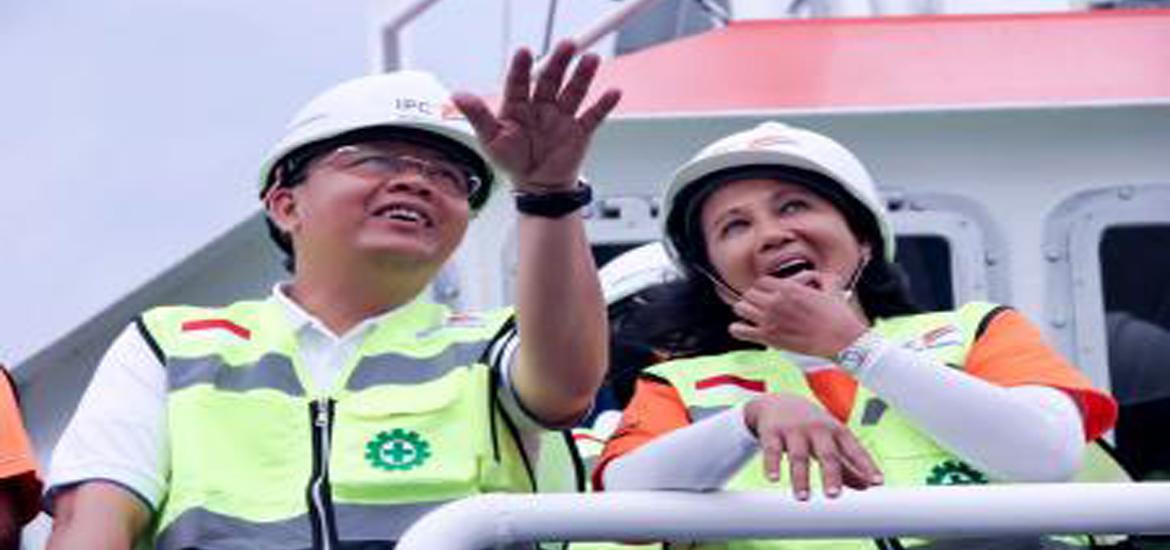Menteri BUMN didampingi Plt Gubernur saat melihat potensi Peabuhan Pulau Baai