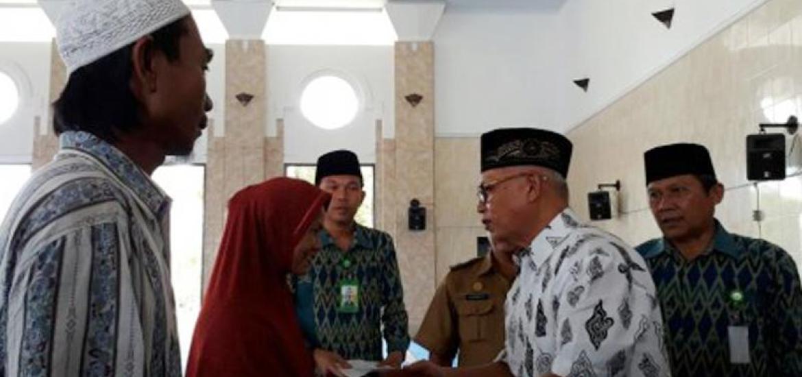 Baznas Kota Bengkulu menyalurkan zakat kepada 40 mustahiq di Masjid At-taqwa