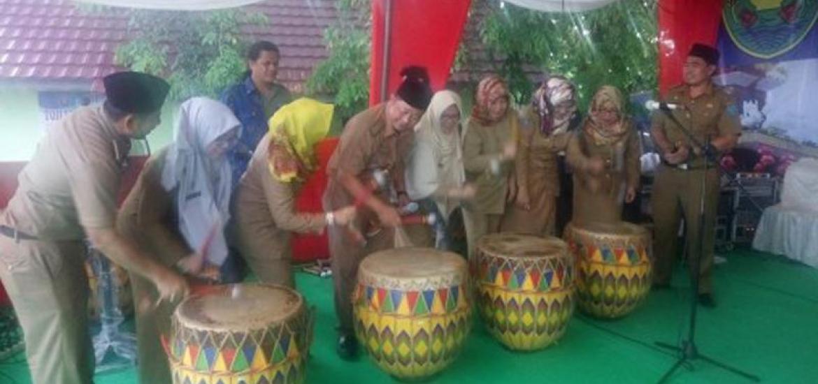 Wakil Walikota Patriana Sosialinda yang diwakili oleh Asisten I Setda Kota Bengkulu Fachriza Razie membuka secara resmi bazar dan pasar rakyat di Lapangan View Tower