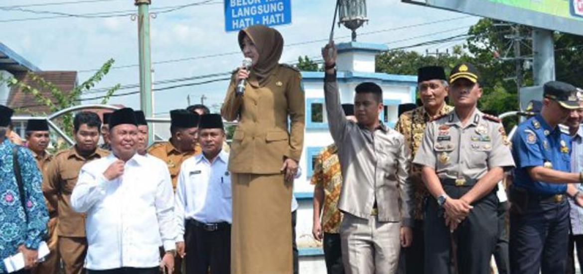 Wakil Walikota Bengkulu Patriana Sosialinda bersama FKPD, Kepala Kemenag Kota dan Kepala OPD di Lingkungan Pemerintah Kota Bengkulu melepas peserta pawai taaruf Musabaqah Tilawatil Quran (MTQ) ke XXXIII