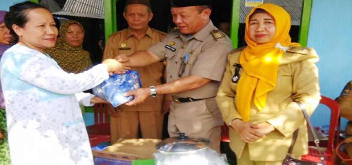 Pemerintah Kota Bengkulu melalui Dinas Sosial (Dinsos) kota mendatangi sekaligus menyalurkan bantuan kepada warga yang terdampak bencana tanah longsor di Kelurahan Timur Indah