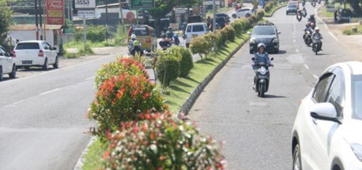 Pemerintah Kota Bengkulu terus menggeber penataan taman kota, terkhusus yang berada di median jalan