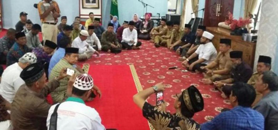 Pertemuan dengan Forum Ketua RT/RW se-Kota Bengkulu di Balai Kota, Senin (23/10/2017)
