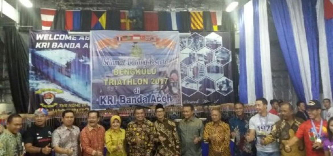 Pemprov dan Pemkot Bengkulu menggelar pembagian hadiah Bengkulu Triathlon 2017