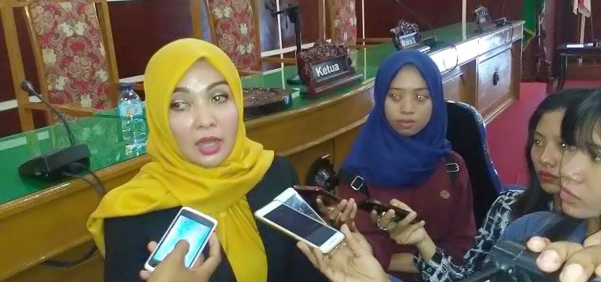 Ketua DPRD KOta Erna Sari Dewi saat memberikan keterangan kepada awak media