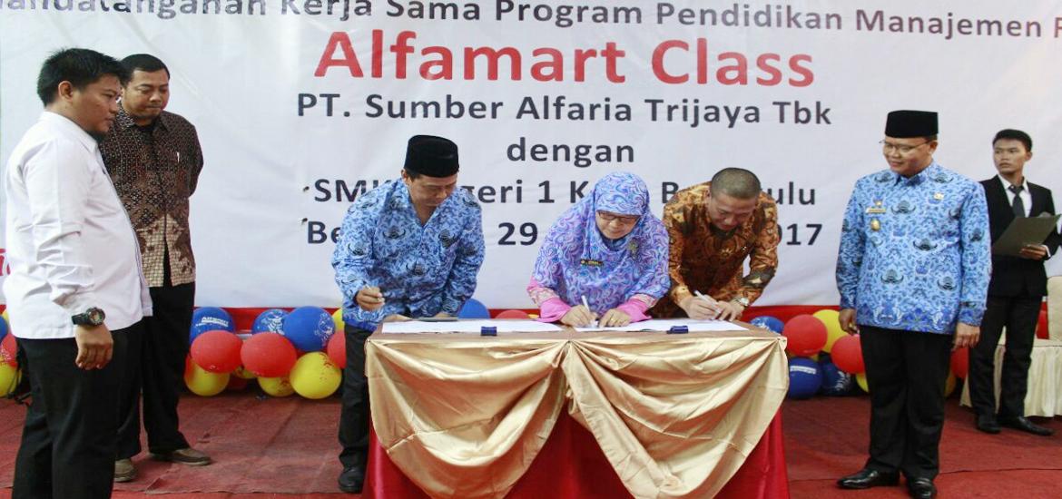 Penandatanganan kerjasama pendidikan manajemen retail yang dinamakan Alfamart Class