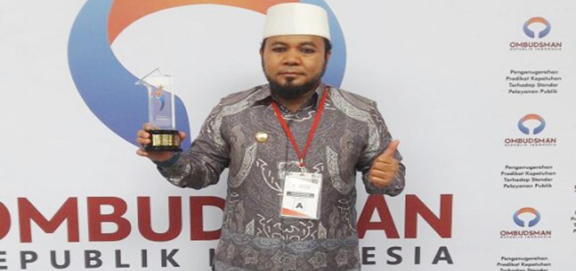 Walikota Bengkulu Helmi Hasan menerima Penghargaan Predikat Kepatuhan Tinggi 2017 dari Ombudsman RI