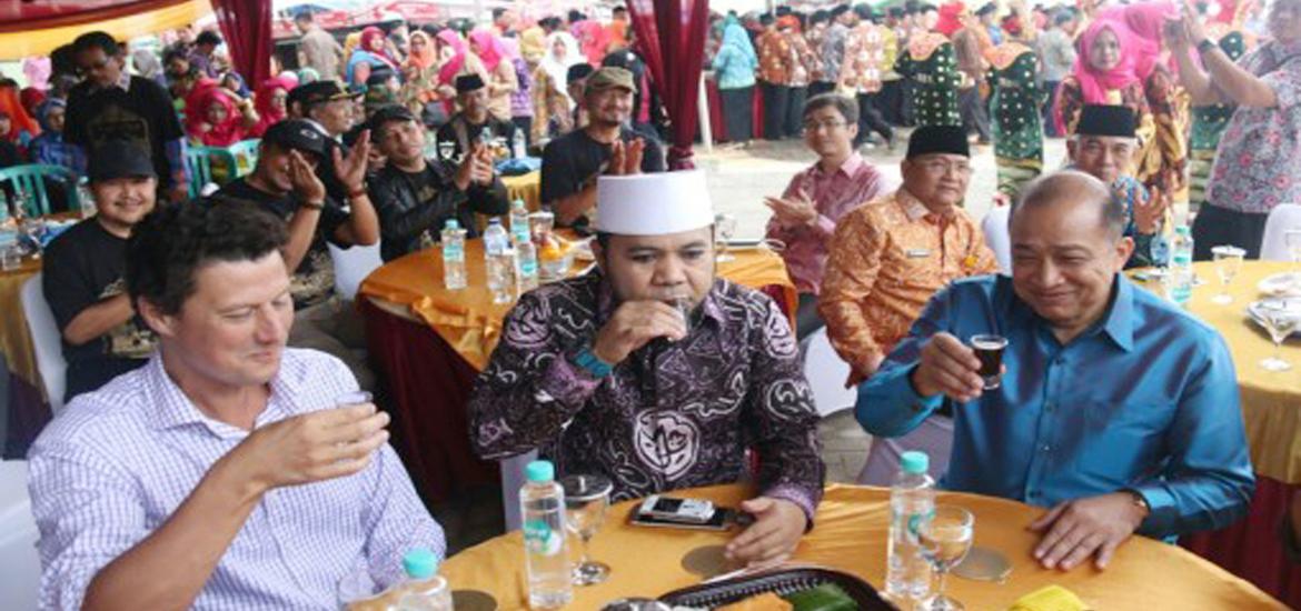 Duta Besar (Dubes) Kamboja Hor Nam Bora, Perwakilan Dubes Rusia Sergey Dubrovsky, dan Dubes Iran Valiollah Mohammadi, di Area acara ngopi bersama Walikota di Pantai Panjang, Senin (4/12/2017).