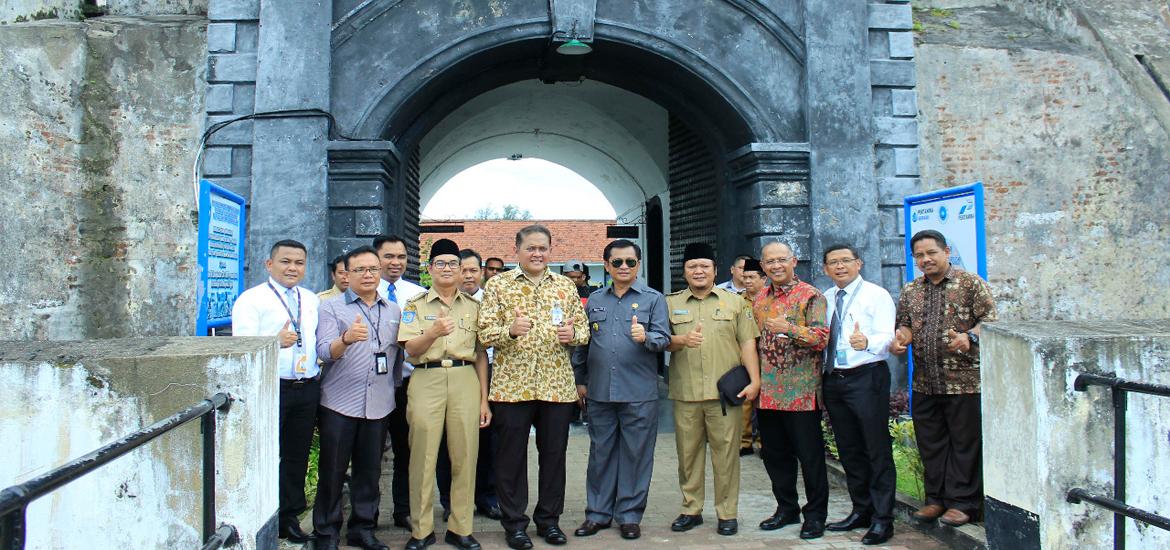 Foto bersama serah terima Bantuan Program Sosial Bank Indonesia Revitalisasi Cagar Budaya di Bengkulu