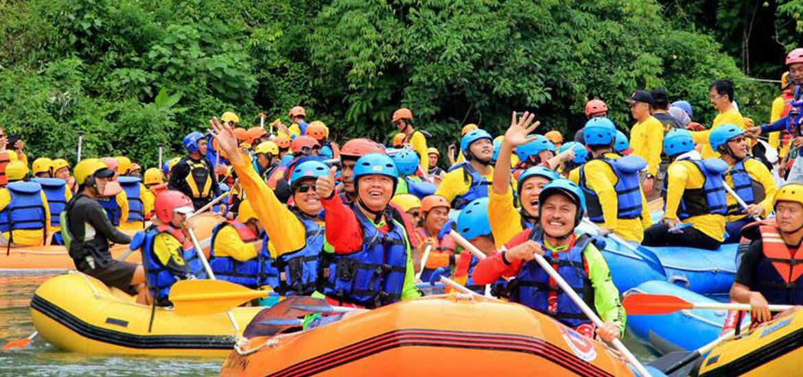 Plt Gubernur Rohidin Mersyah bersama rombongan dengan 21 perahu karet menyusuri wisata Arung Jeram sepanjang 14 km