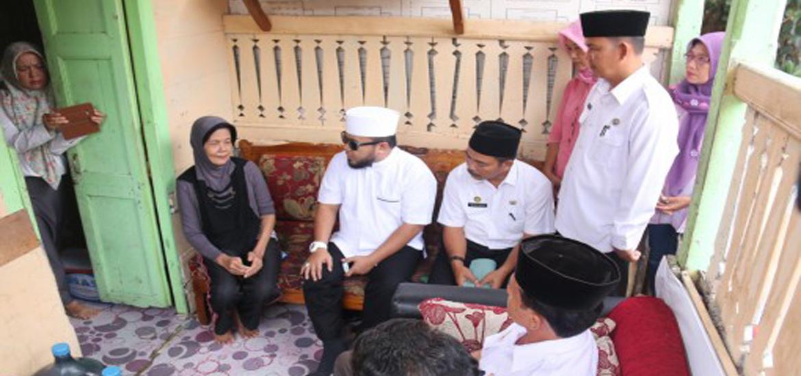Walikota Helmi memberikan bantuan kepada warga RT. 01 Kelurahan Kebun Keling Kecamatan Teluk Segara Agustini untuk melakukan pengobatan kemotherapy