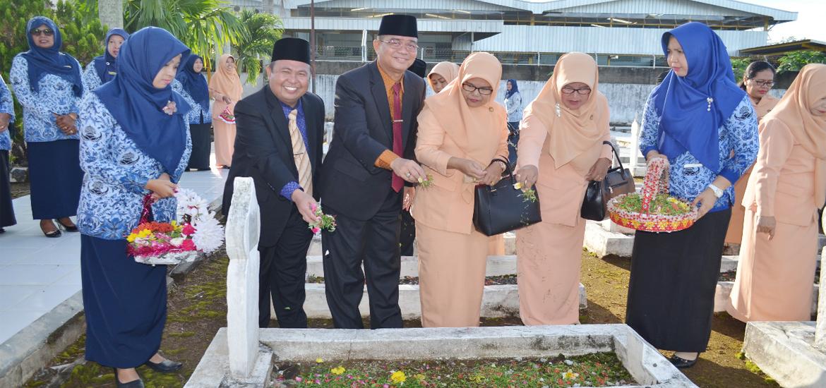 Kepala Kemenag Provinsi dan Kota Bengkulu Saat Melakukan Prosesi Tabur Bunga