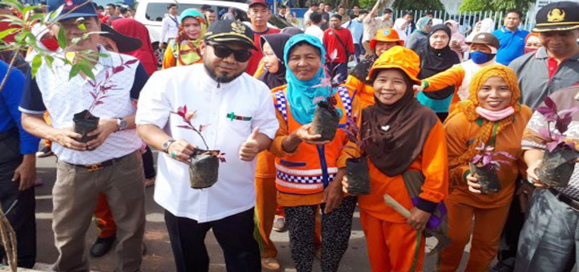 Walikota Bengkulu Helmi Hasan pimpin gerakan menanam bibit pohon dan tanaman pelindung di median jalan Kapuas