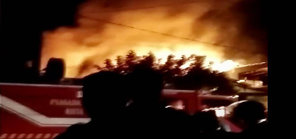 Rumah pensiunan pegawai PLN terbakar, ( foto : klikwarta.com)