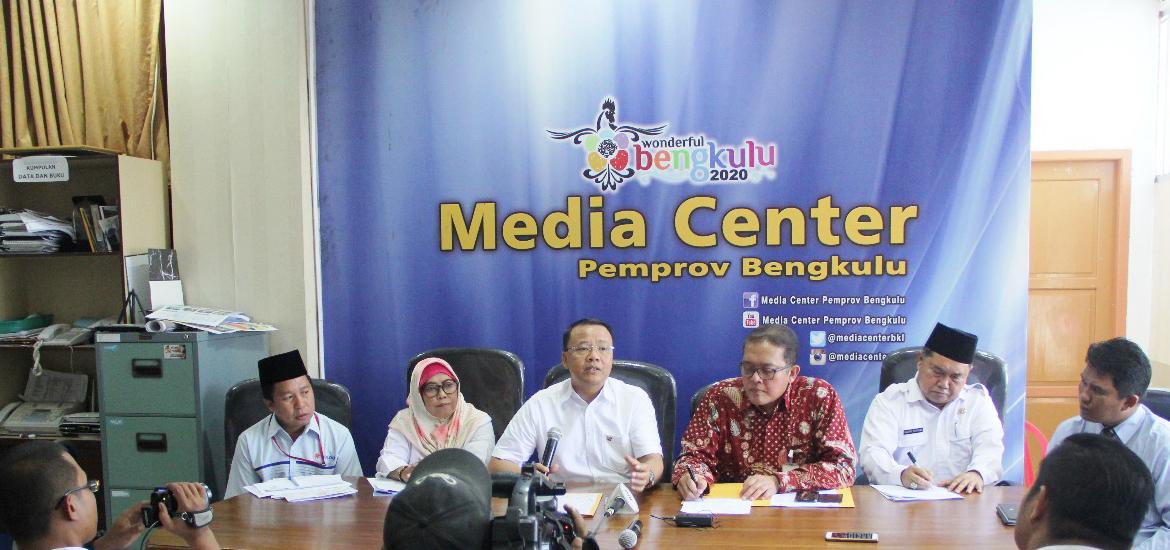 Jurnalbengkulu.com - Plt Gubernur Bengkulu Rohidin Mersyah menyatakan optimis terhadap perkembangan   investasi dan pertumbuhan perekonomian masyarakat Bumi Rafflesia. Hal ini lantaran beberapa   indikator, yaitu angka inflasi Bengkulu dibawah rata-rata nasional, angka kemiskinan turun yang cukup   signifikan serta perkembangan ekspor-impor diatas 50 persen dari tahun sebelumnya.  “Saya kira indikator-indikator seperti ini jelas mampu meningkatkan perekonomian masyarakat. Dan hal   ini akan menimbulkan sent