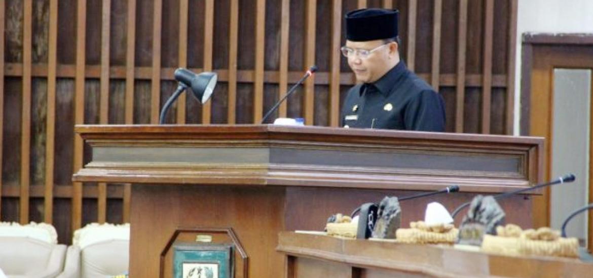 Plt Gubernur Bengkulu Rohidin Mersyah saat Menyampaikan 2 Raperda